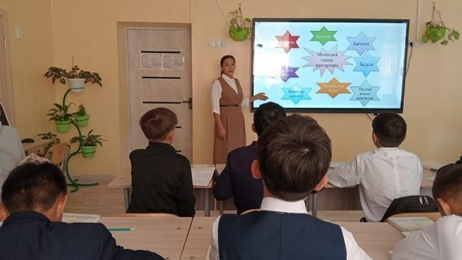 №44 ЖОББМГ-де 8 «Б» сыныбында сынып «Мамандық маңызды іс» тақырыбында сынып сағат өткізгені туралы